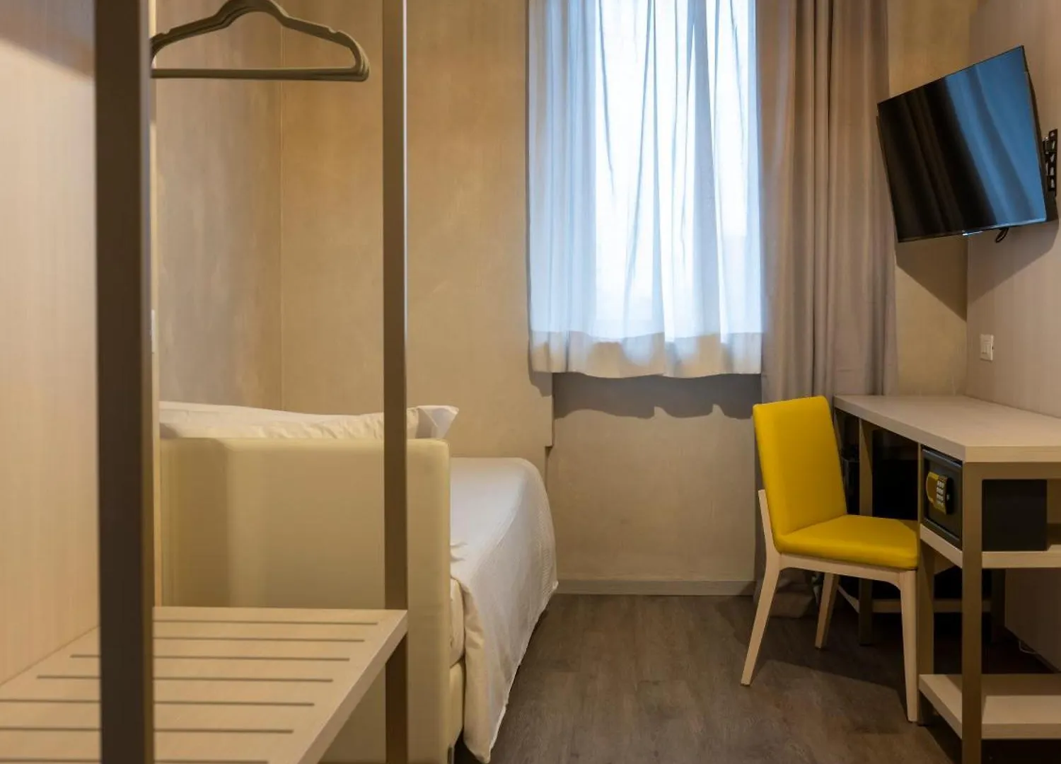 Hotel Embassy Pero